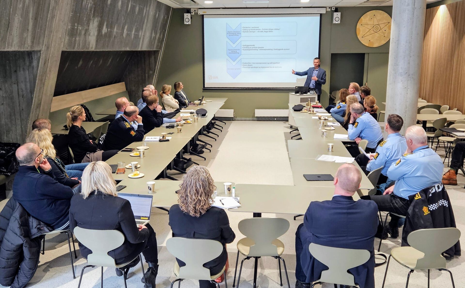 Samling av ledere fra politiet og UiA.