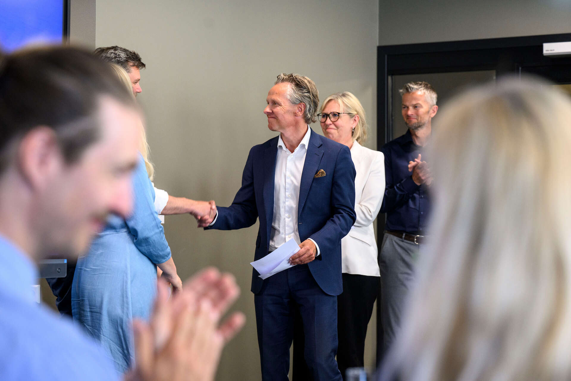 Mann gratulerer annen mann.
