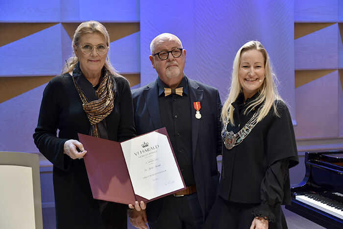 HEDRET AV KONGEN: I nær 50 år har Per Kjetil Farstad utviklet både seg selv og andre i lutt- og gitarspill. Fredag mottok 73-åringen både medalje og diplom av statsforvalter Gina Lund (t.v.) på vegne av Kongen, og varaordføreren i Kristiansand Charlotte Beckmann Finnestad. 