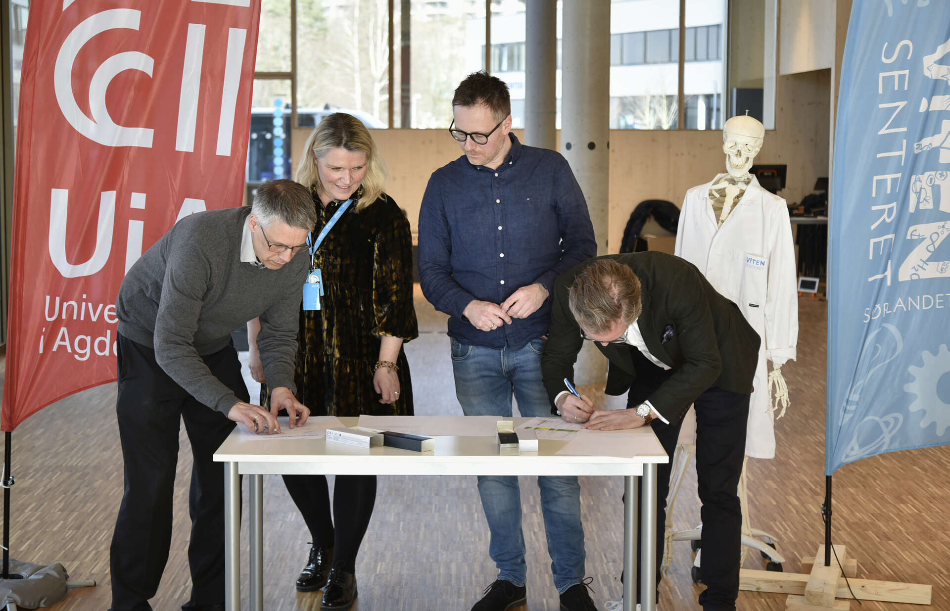 Bildet kan inneholde: bukse, yttertøy, stående, interiørdesign, frakk.