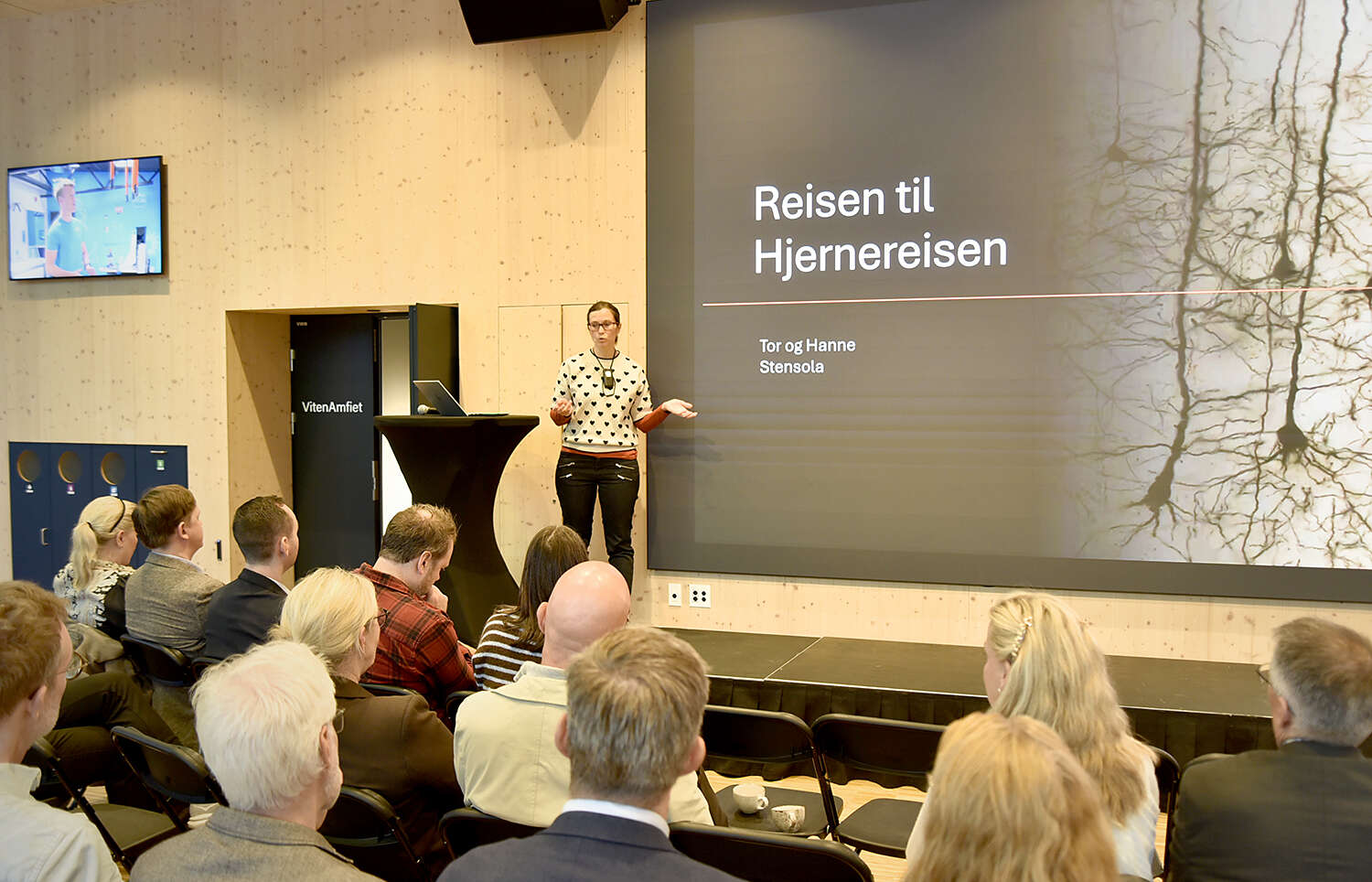Bildet kan inneholde: presentasjon, hendelse, yttertøy, projeksjonsskjerm, skjermenhet.