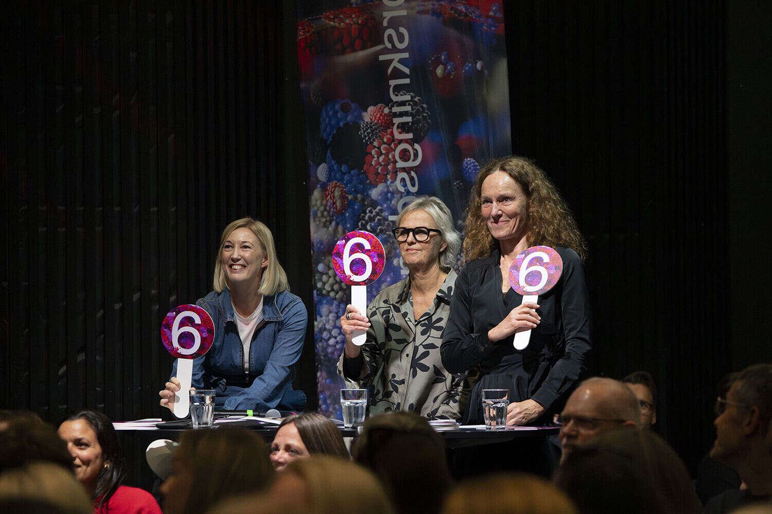 The judging panel from Researchers Grand Prix 2025 liked what they saw on stage. From left: NRK journalist Kristin Olsen, theatre manager Ingrid Forthun and NORCE director Camilla Stoltenberg (Photo: Liv-Unni Tveitane)