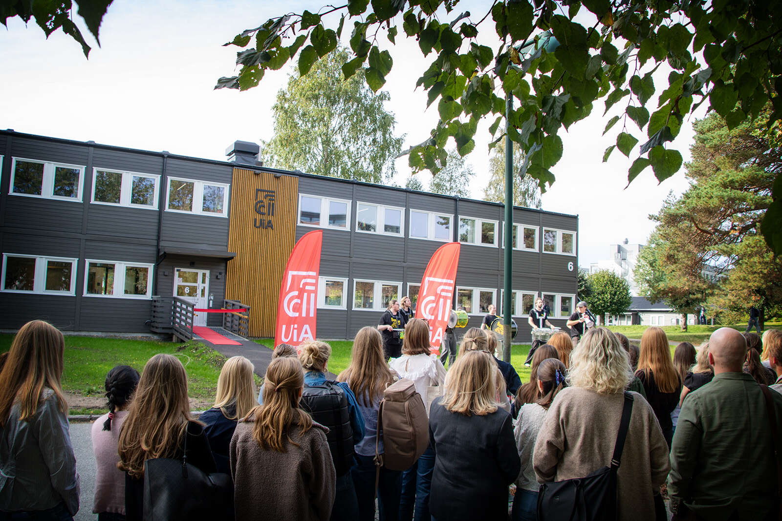 Bildet viser publikum samlet utenfor Institutt for psykologi.