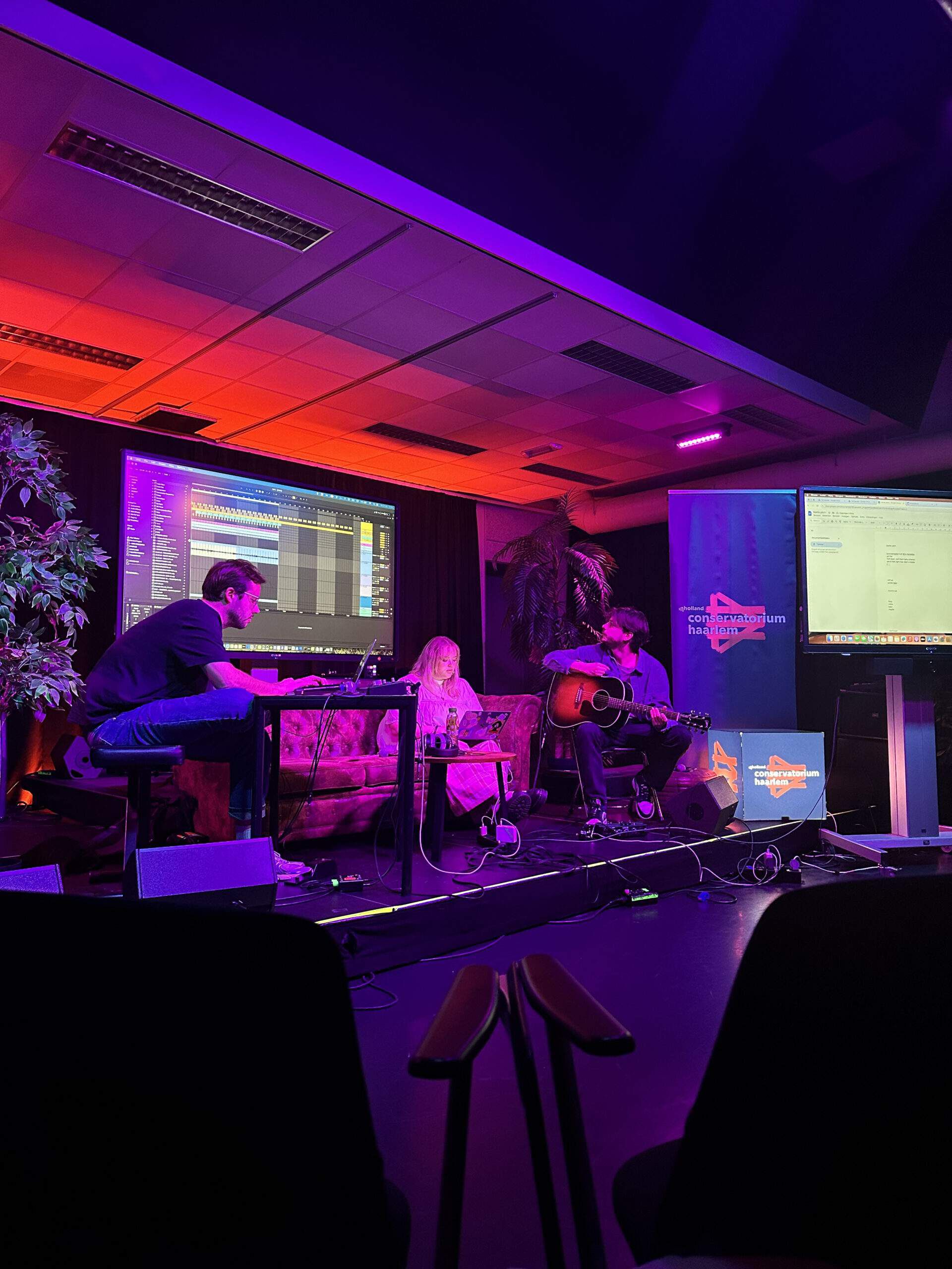 Foto av studenter på scenen i Nederland