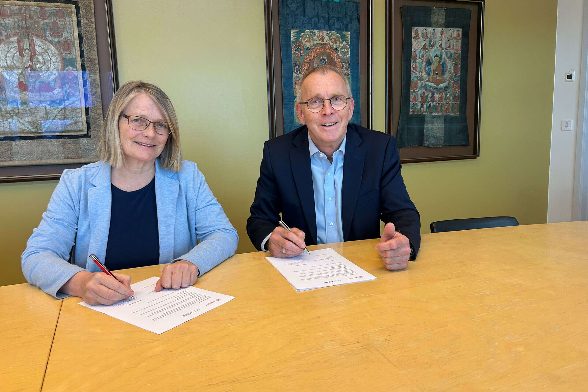 Rector Sunniva Whittaker and Knut Mjåland, CEO of GCE NODE, signs the agreement