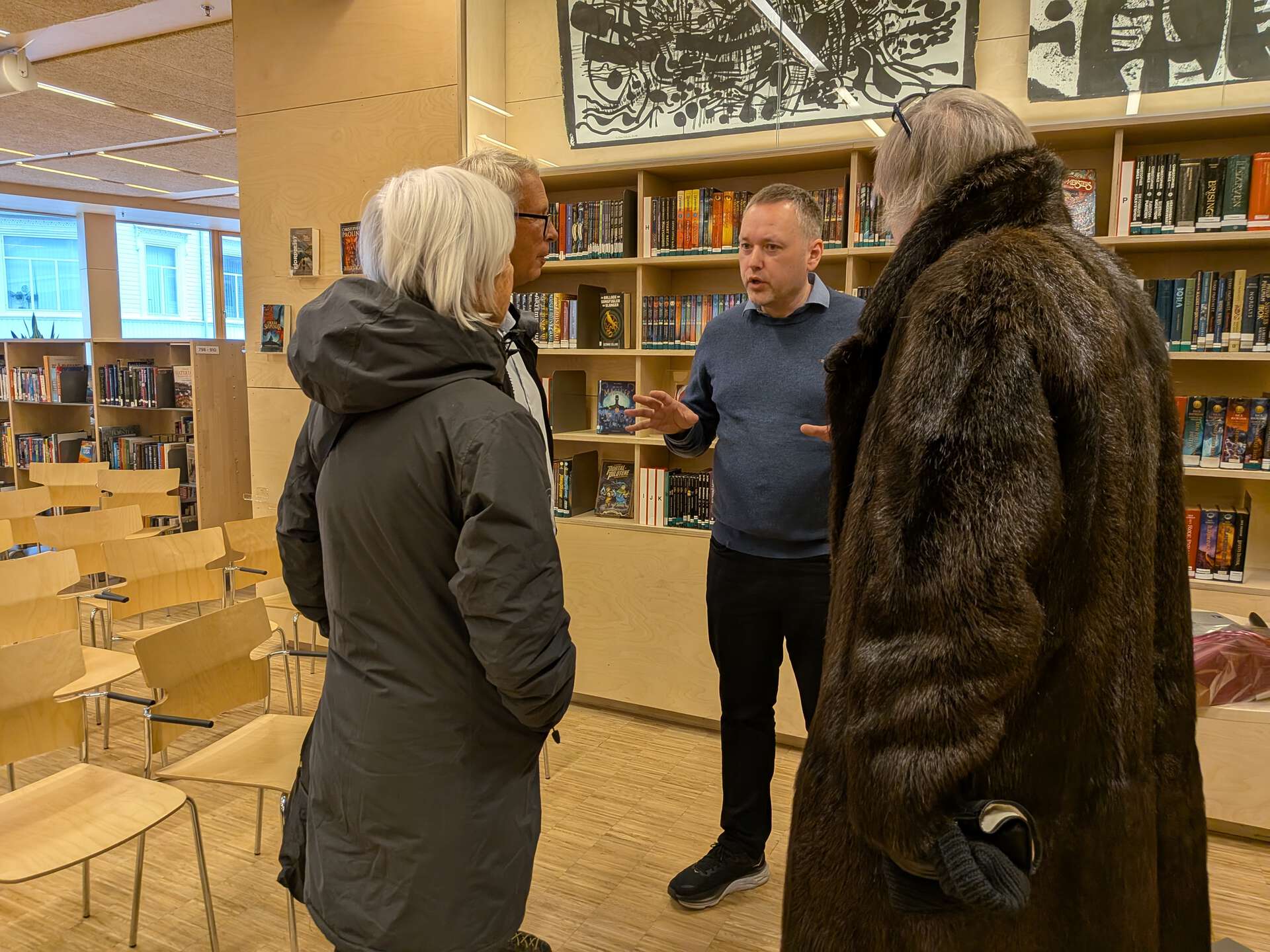 Dosent Tom Flaten i samtale med publikum i Flekkefjord etter foredrag om Grønland.