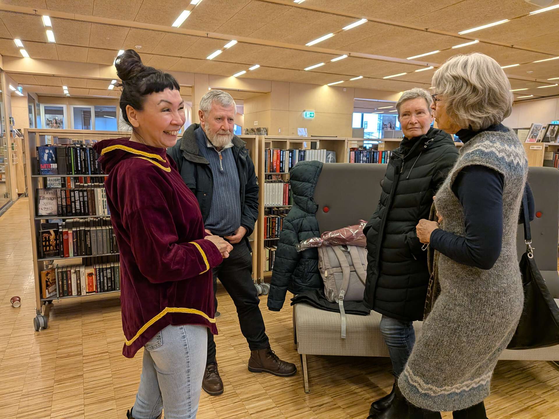 Inuitt Carina Møller i samtale med publikum på Lørdagsuniversitetet i Flekkefjord