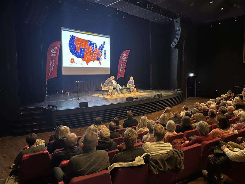 Full sal og 300 fremmøtte i storsalen på Teateret i Kristiansand da USA-valget var tema i november 2024.