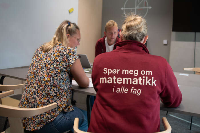 Student and student mentor wearing a burgundy jacket