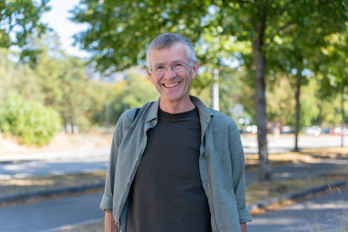 Studenthumanist Dagfinn Ullestad ser inn i kamera og smiler.