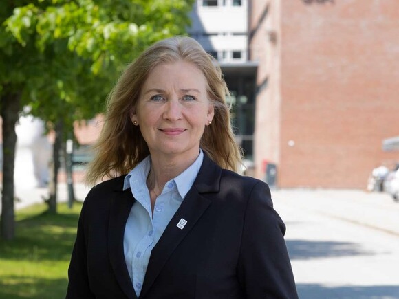 Portrett av Hilde Inntjore foran UiA