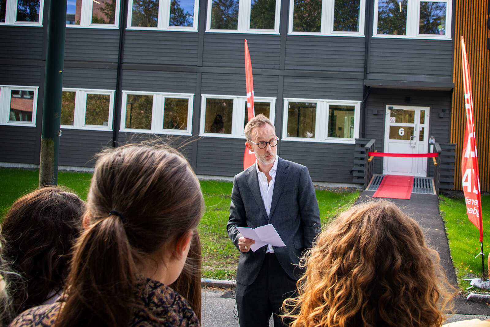 Bildet viser instituttleiar Bård Bertelsen som talar før opninga.