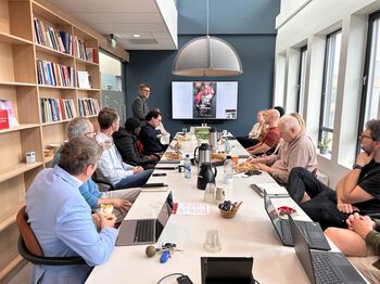 bord ,datamaskin ,møbler ,laptop ,personlig datamaskin.