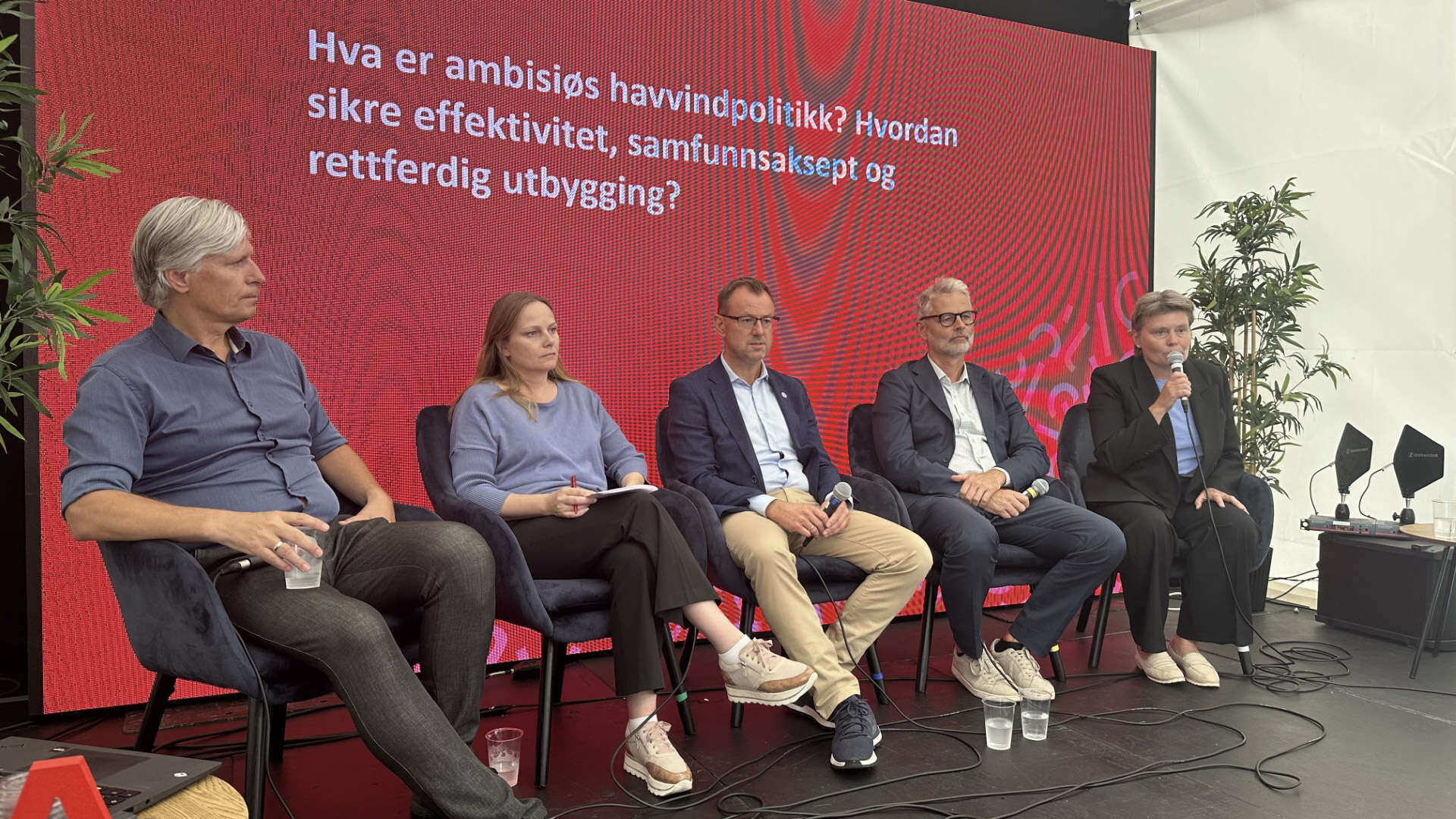 Bildet kan inneholde: møbler, bukse, skjorte, jeans, samspill.