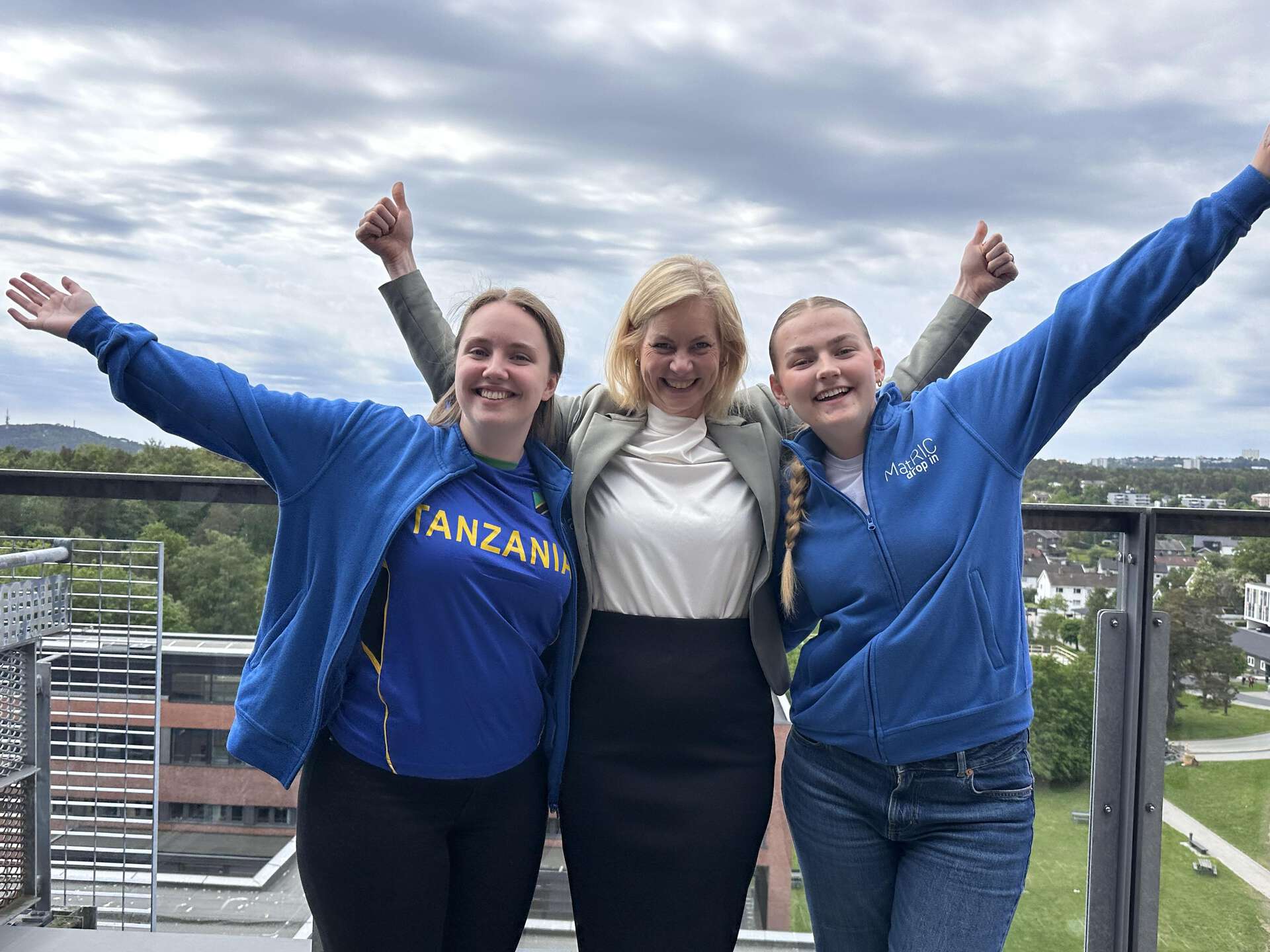 Bilde av to montorer sammen med minister