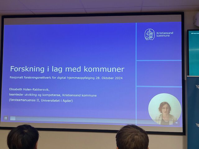 Bildet kan inneholde: projeksjonsskjerm, visningsenhet, font, projektor tilbehør, multimedia.