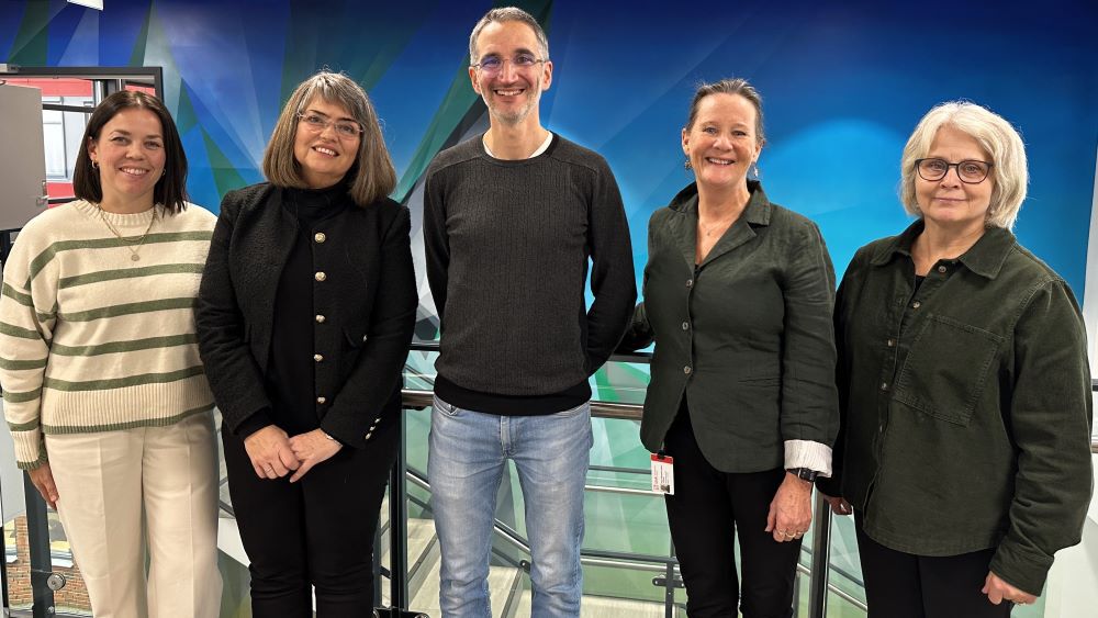 Bildet kan inneholde: erme, smil, stående, ansiktsuttrykk, sosial gruppe.