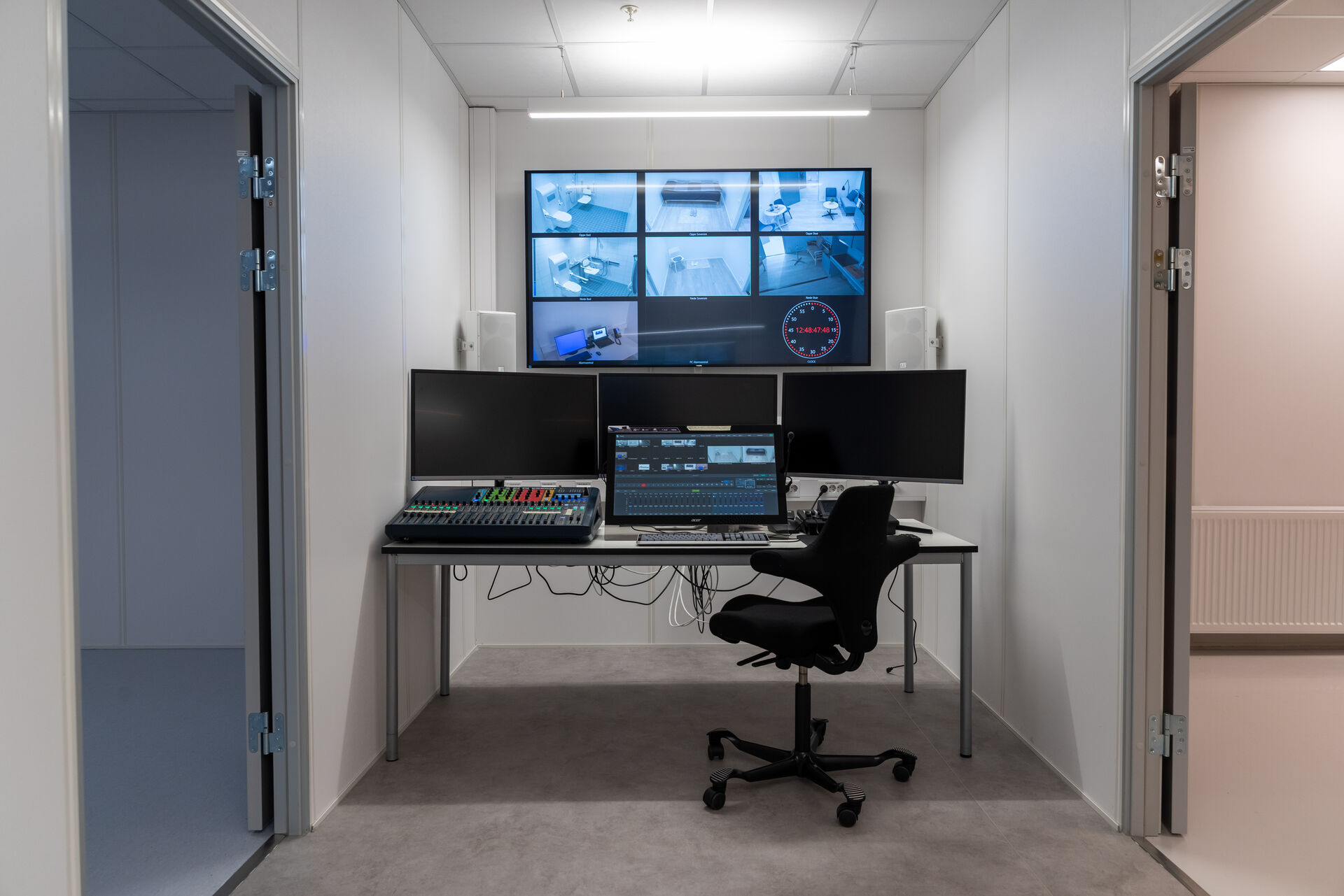 Bildet kan inneholde: elektronisk enhet, møbler, visningsenhet, dataskjerm, perifer.