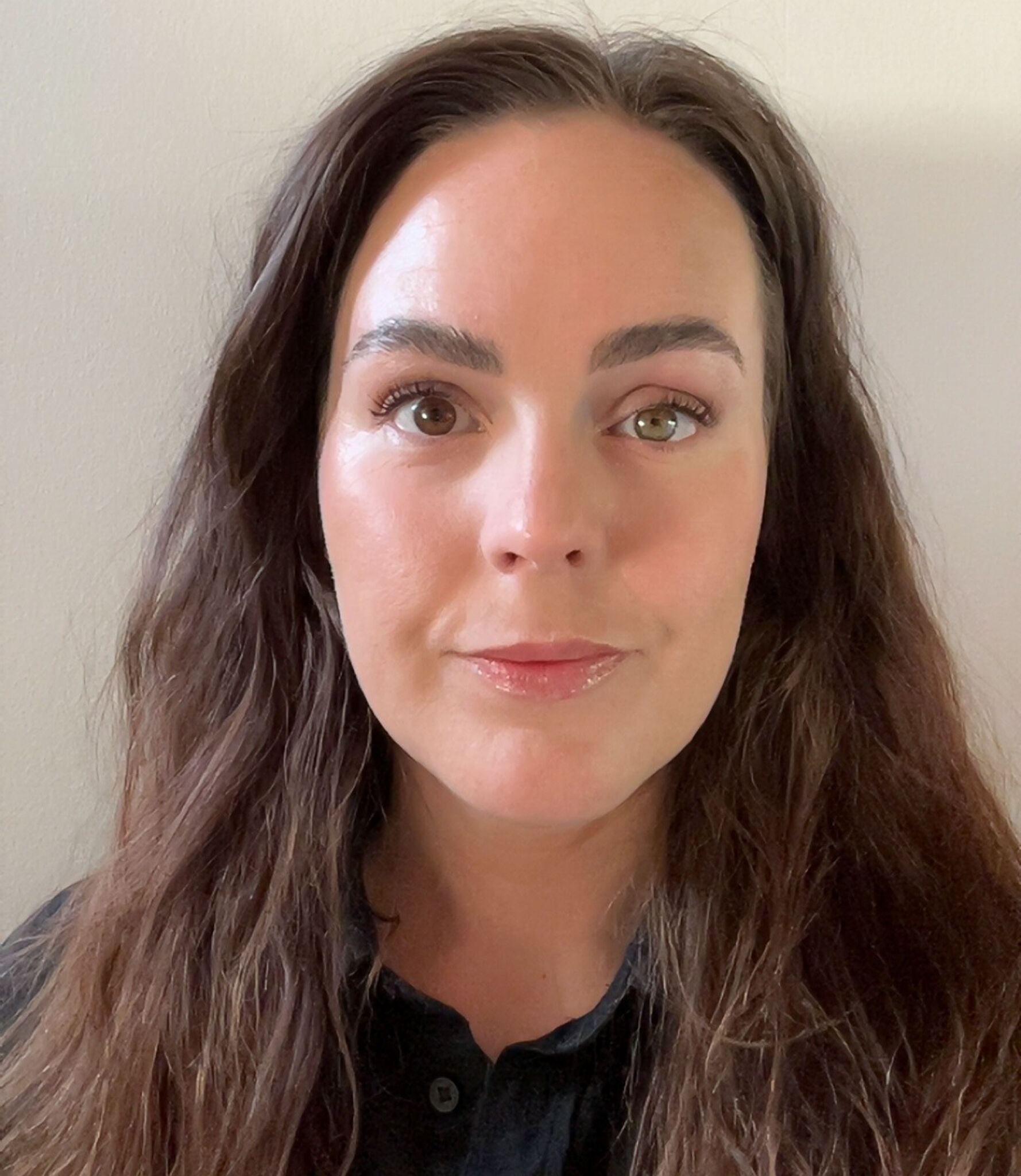 Portrett av Maren, som har på seg en sort t-skjorte