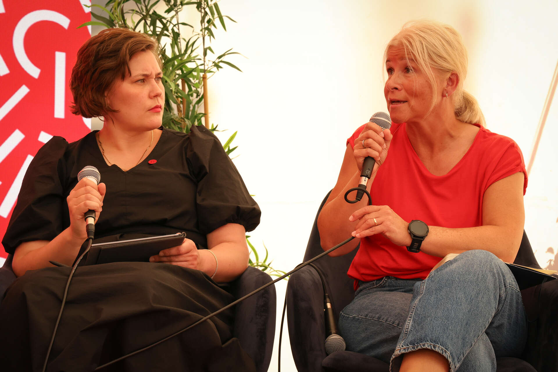 bilde av bente og berit under panelsamtale