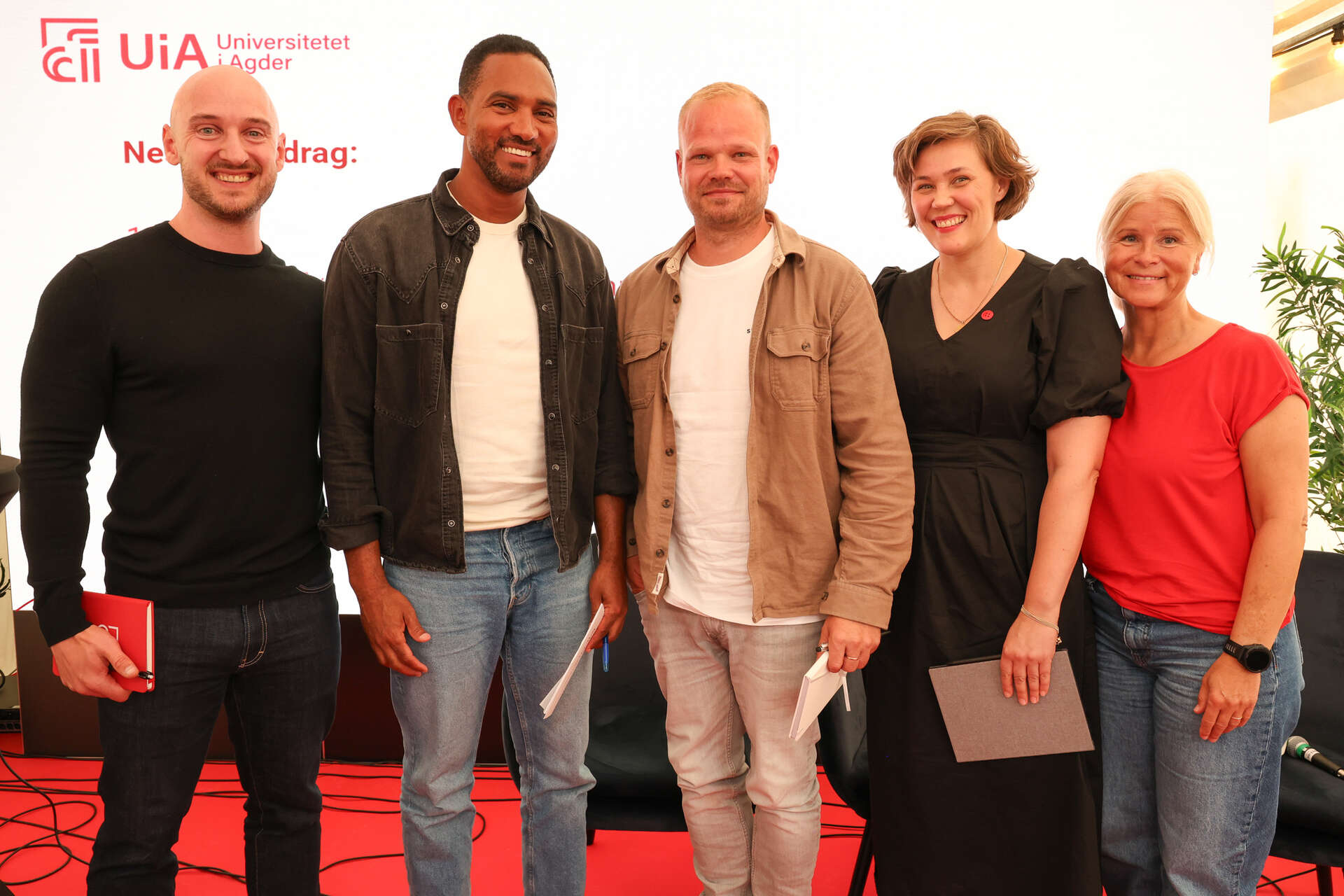 portrettbilde av Paneldeltakerne Bente Kristin Høgmo, Berit Eggebø Næss, Kenneth Mørk og Ronald Mayora Synnes, sammen med ordstyrer Lee Michael Shults.
