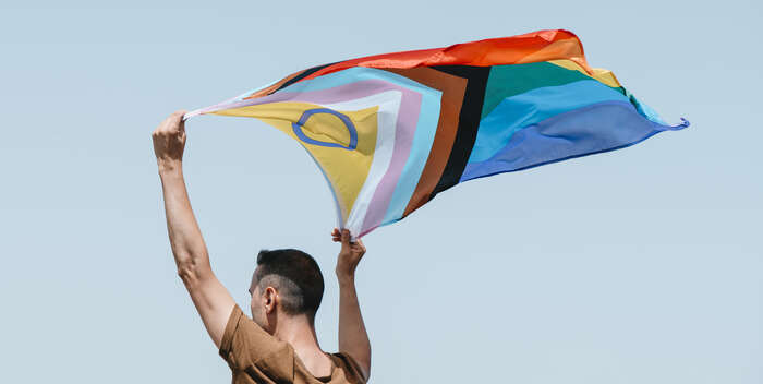 En person som holder Pride-flagget