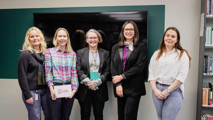 Gruppebilde med arrangørene Kari Baasland og Hilde Kristin Røsstad. De står sammen med foredragsholderne Anita Paulsen, Lucia Castro Herrera og Maren Teresie Garmann Launes.