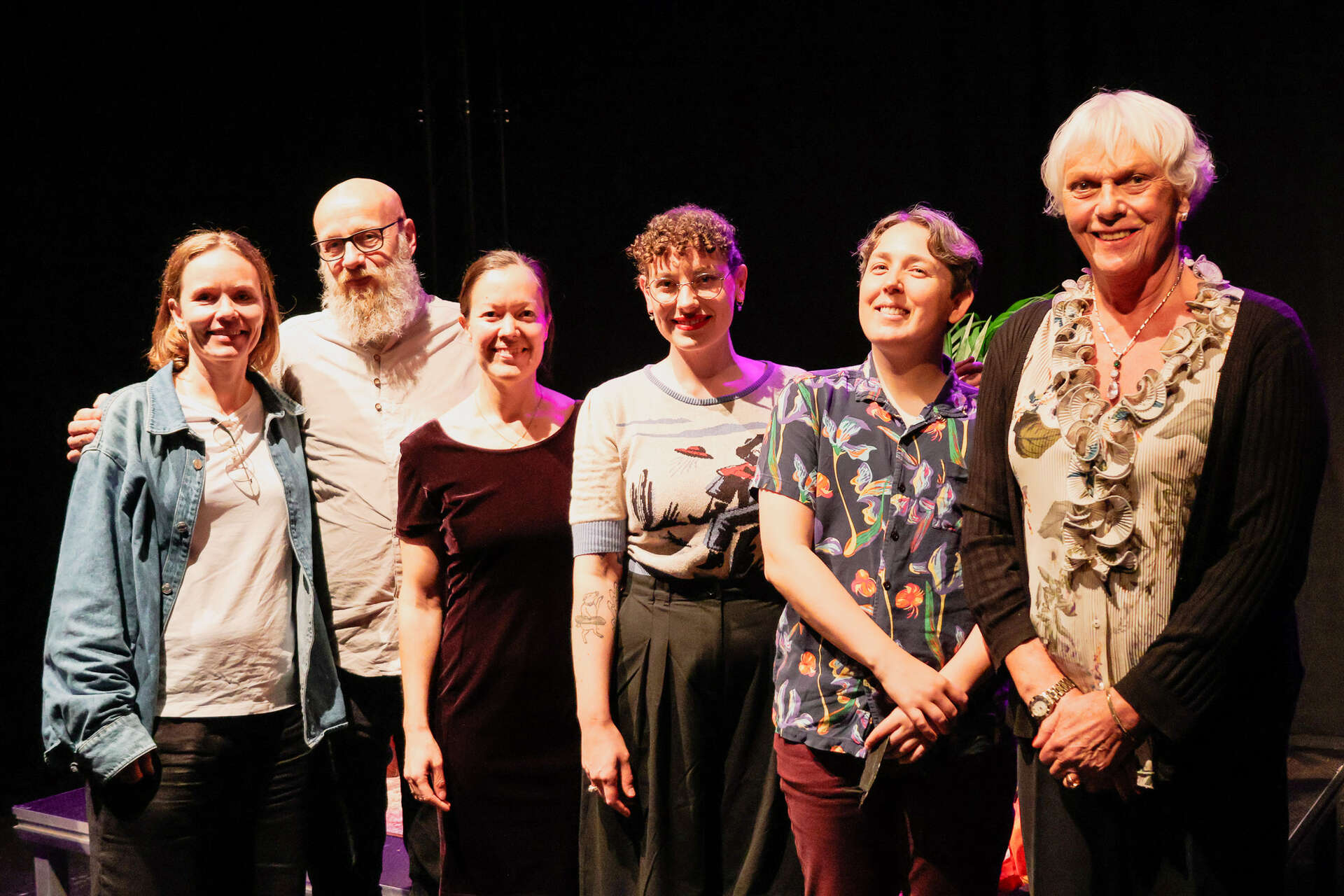 Gruppe med Sonja Dalseth fra Måltrost forlag, Bård Nannestad fra Måltrost forlag, universitetslektor Line Reichelt Føreland ved UiA, rådgiver Mary Ann Skretteberg Warenius ved UiA - Senter for likestilling, forfatter Maia Kobabe og professor emereit Esben Esther Pirelli Benestad