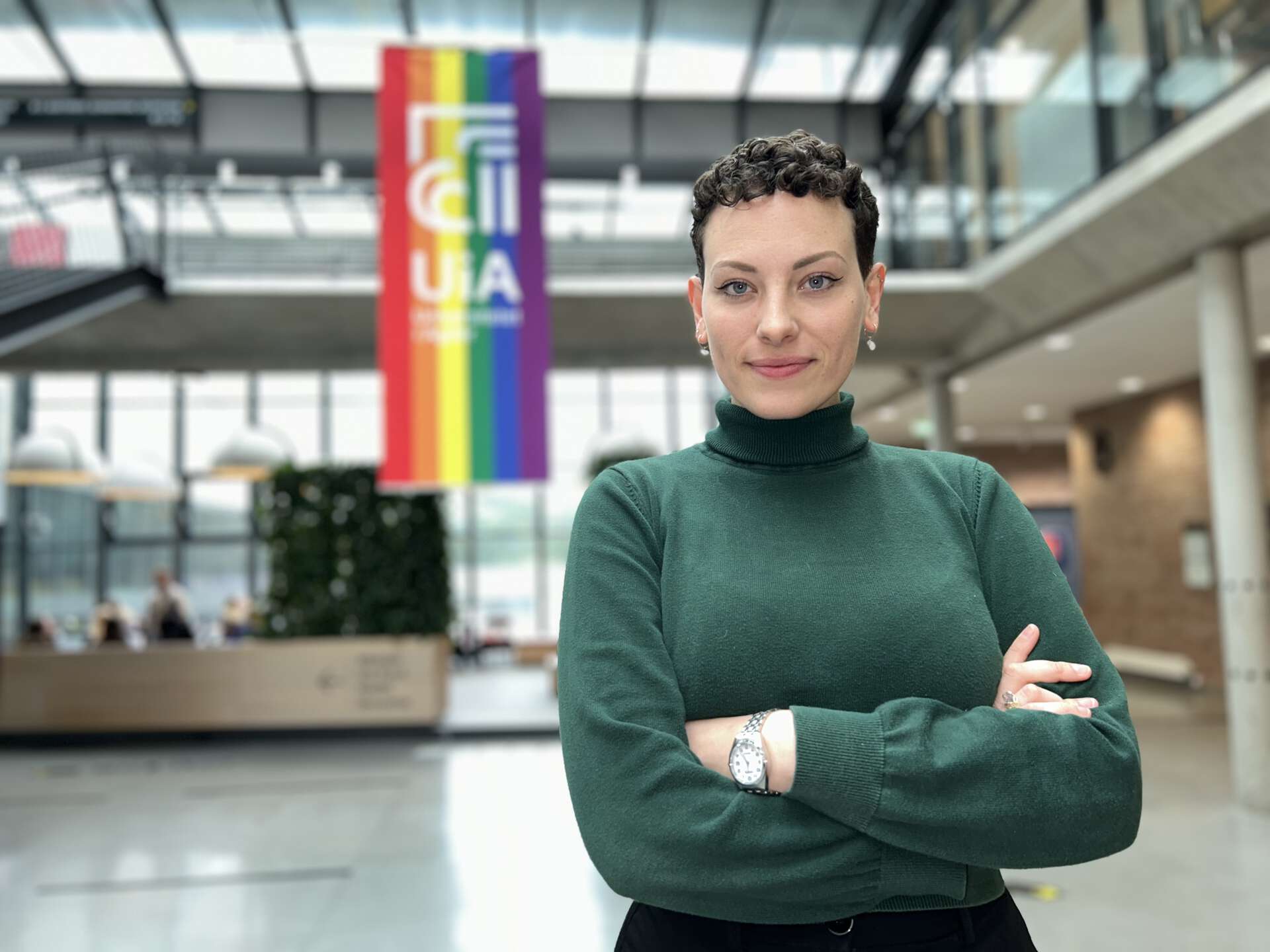 portrettbilde av mary ann, hun har armene i kors og har på seg en grønn genser