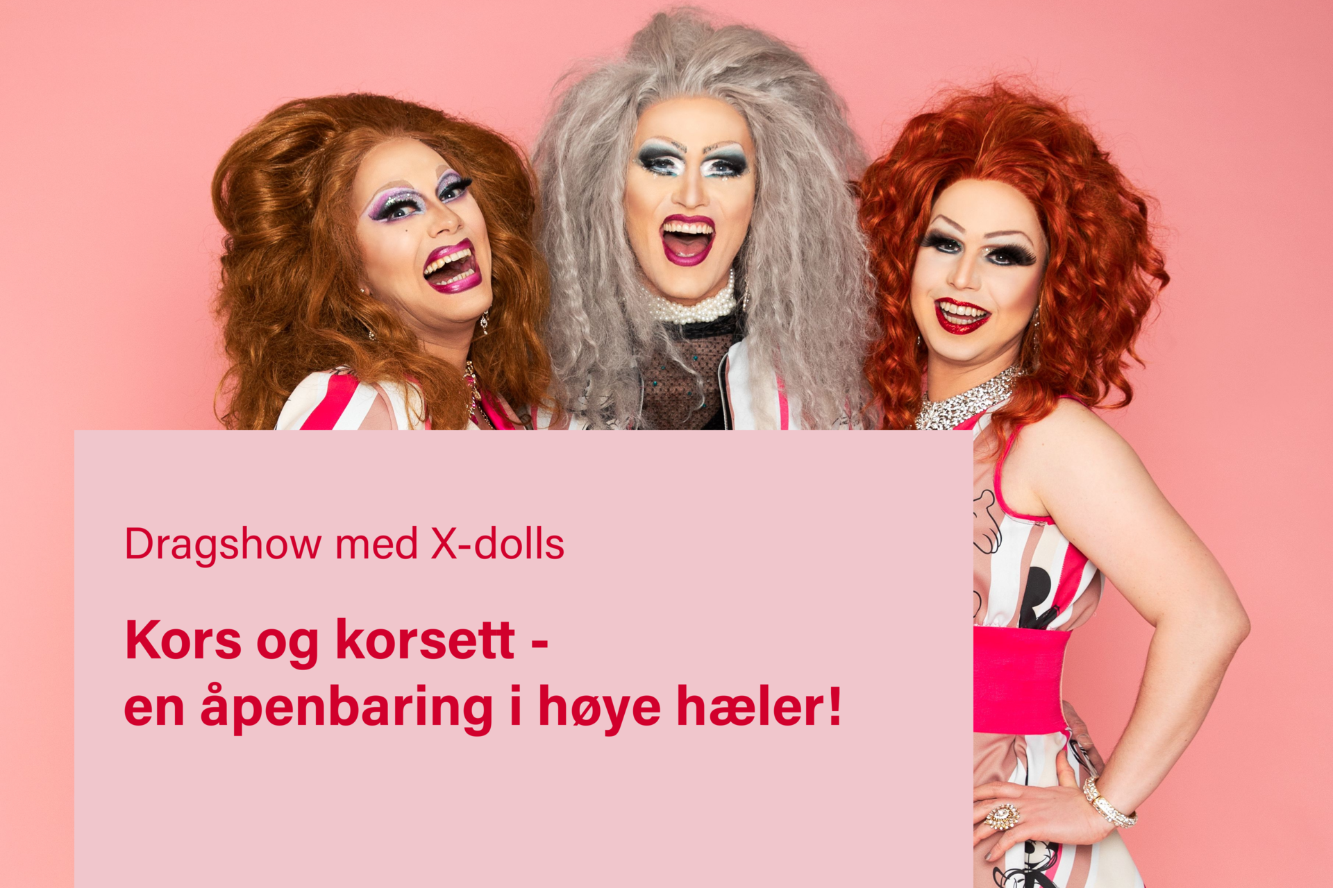 Tre dragqueens står på rad og smiler bredt. Det er rosa bakgrunn og de har på rosa og sorte korte kostymer. To har rød parykk og en har blond.