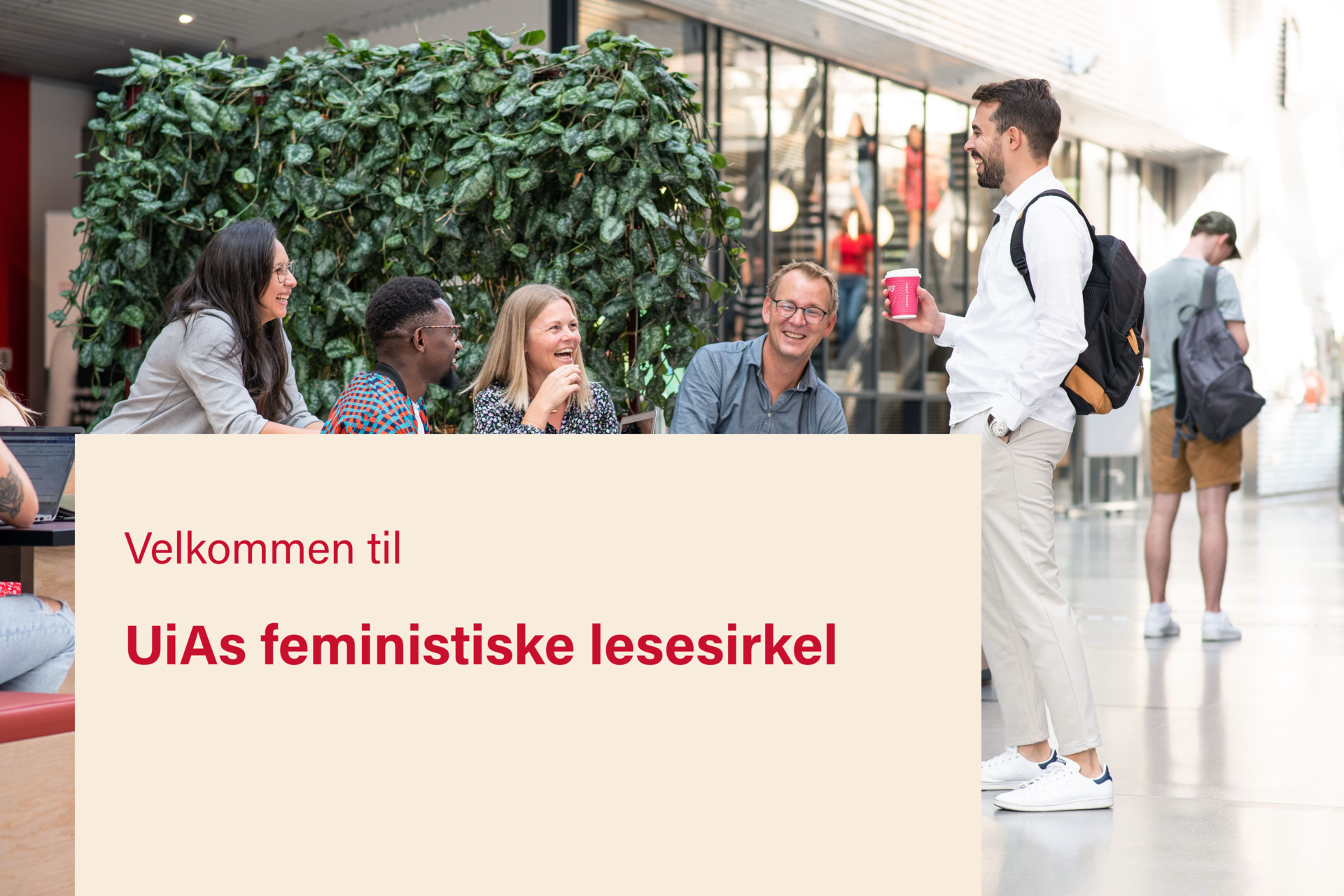 Bildet kan inneholde: bagasje og vesker, bag, blond, jobb, samtale.