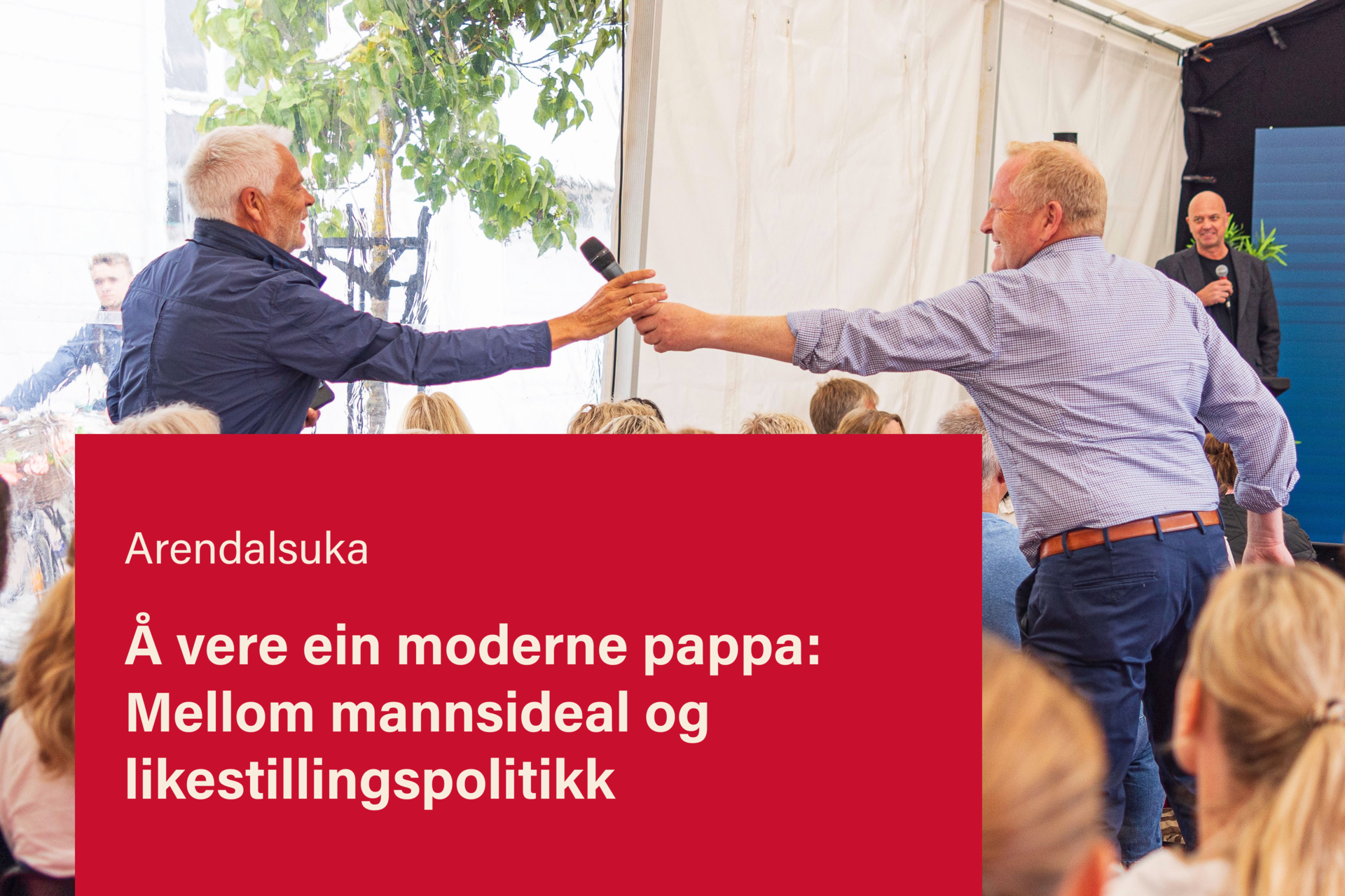 Plakat av en mann som gir en mikrofon til en annen i en fullsat satt under Arendalsuka