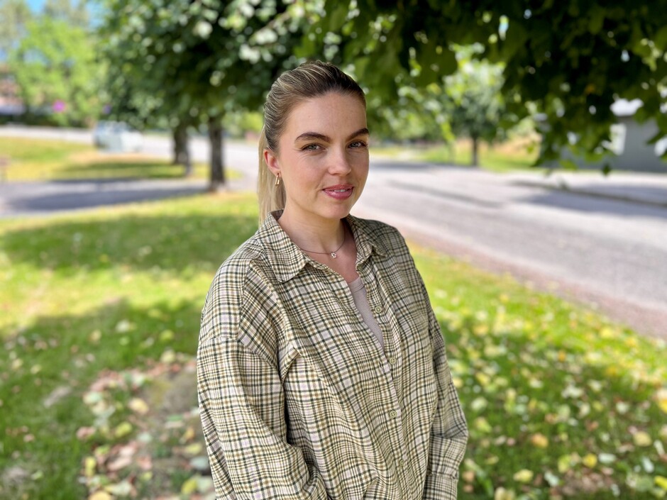 Bildet kan inneholde: anlegg, smil, tartan, mennesker i naturen, erme.