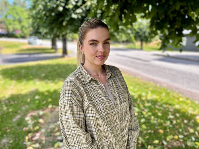 Bildet kan inneholde: anlegg, smil, tartan, mennesker i naturen, erme.