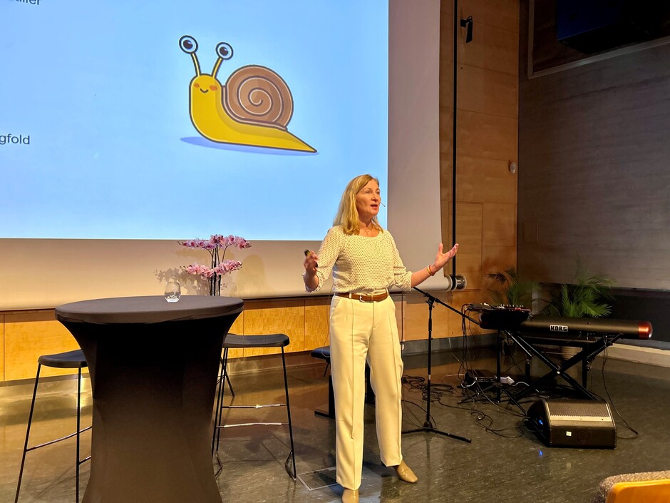 Hilde Inntjore på scena på Universitetet i Agder