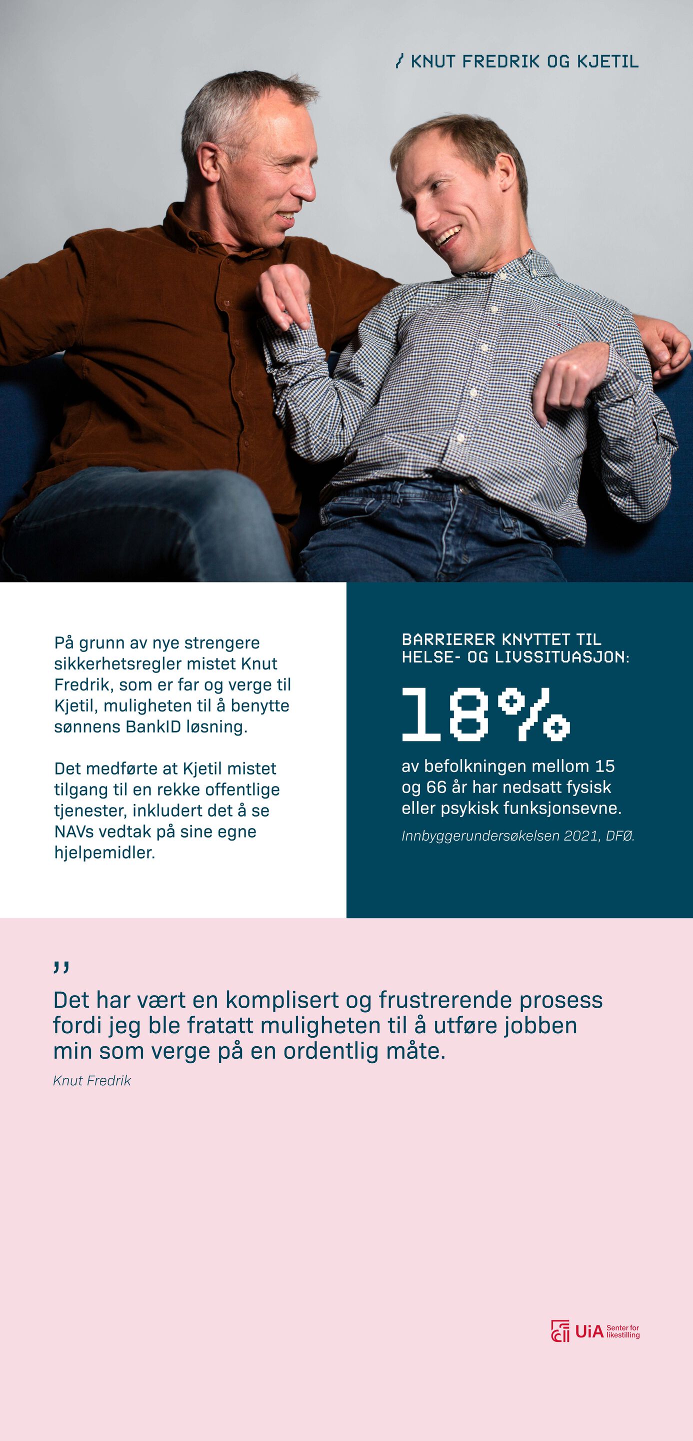 To menn sitter i en sofa og ser på hverandre