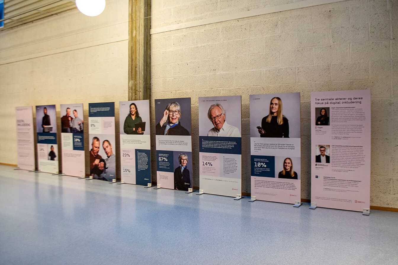 Utstilling av flere plakater med bilder