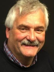 klær ,panne ,nese ,smil ,skjegg.