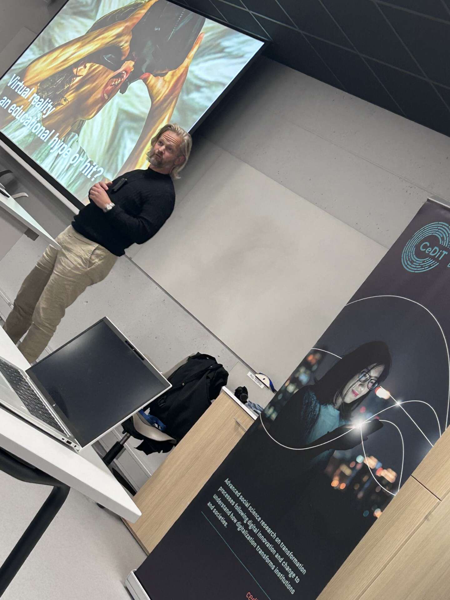 Martin Smith-Gahrsen presenterer.