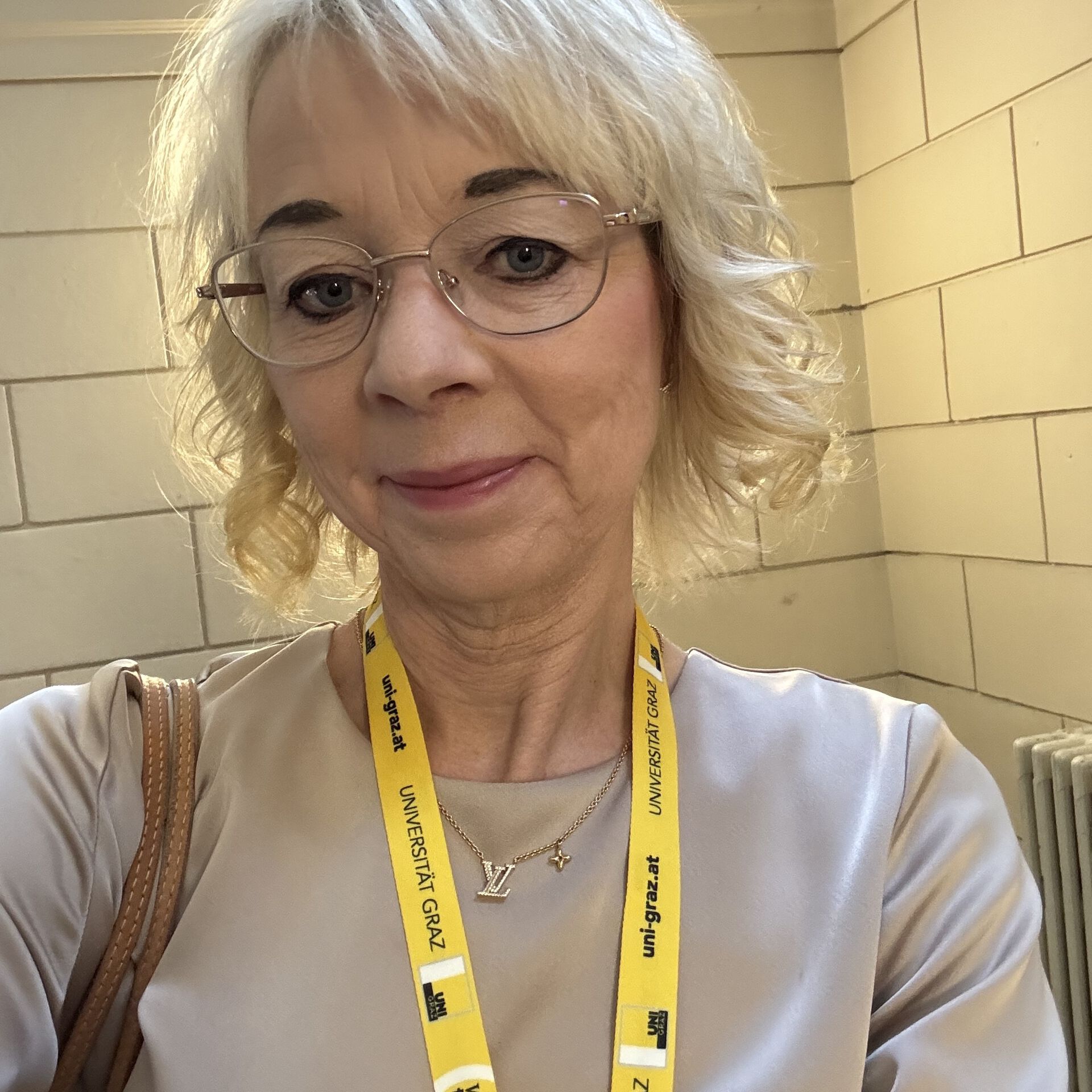 Bildet kan inneholde: blond, halskjede, lagdelt hår.