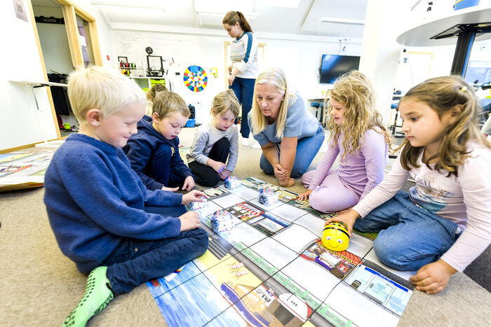 Bildet kan inneholde: barn, rekreasjon, spill, læring, barnehage.