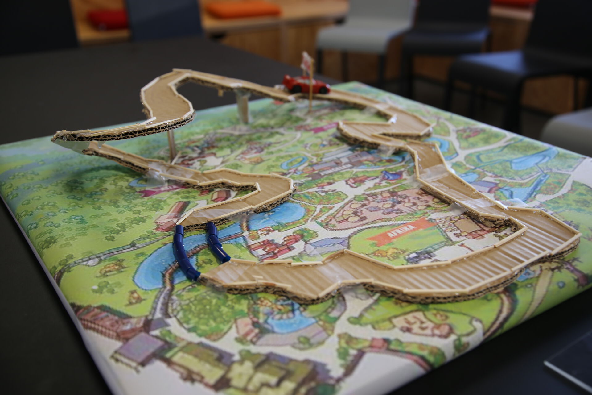 Bildet kan inneholde: kreativ kunst, kart, bord, stol, urbant design.