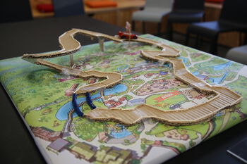 Bildet kan inneholde: kreativ kunst, kart, bord, stol, urbant design.