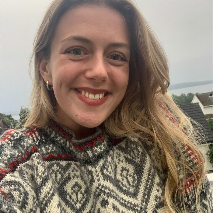 Bildet kan inneholde: yttertøy, panne, smil, hår, hud.