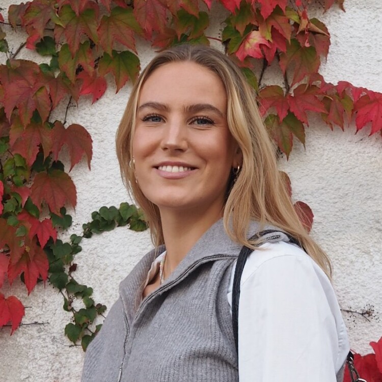 Bildet kan inneholde: hud, smil, leppe, ansiktsuttrykk, hvit.