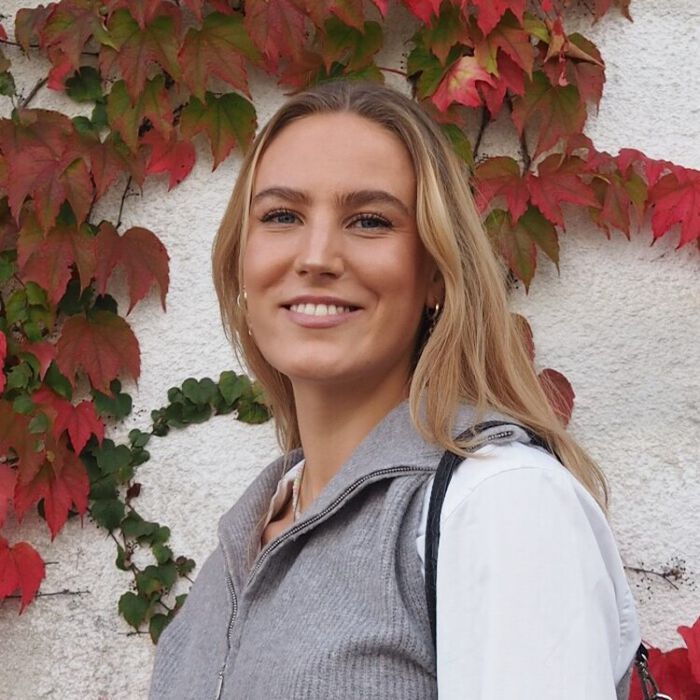 Bildet kan inneholde: hud, smil, leppe, ansiktsuttrykk, hvit.
