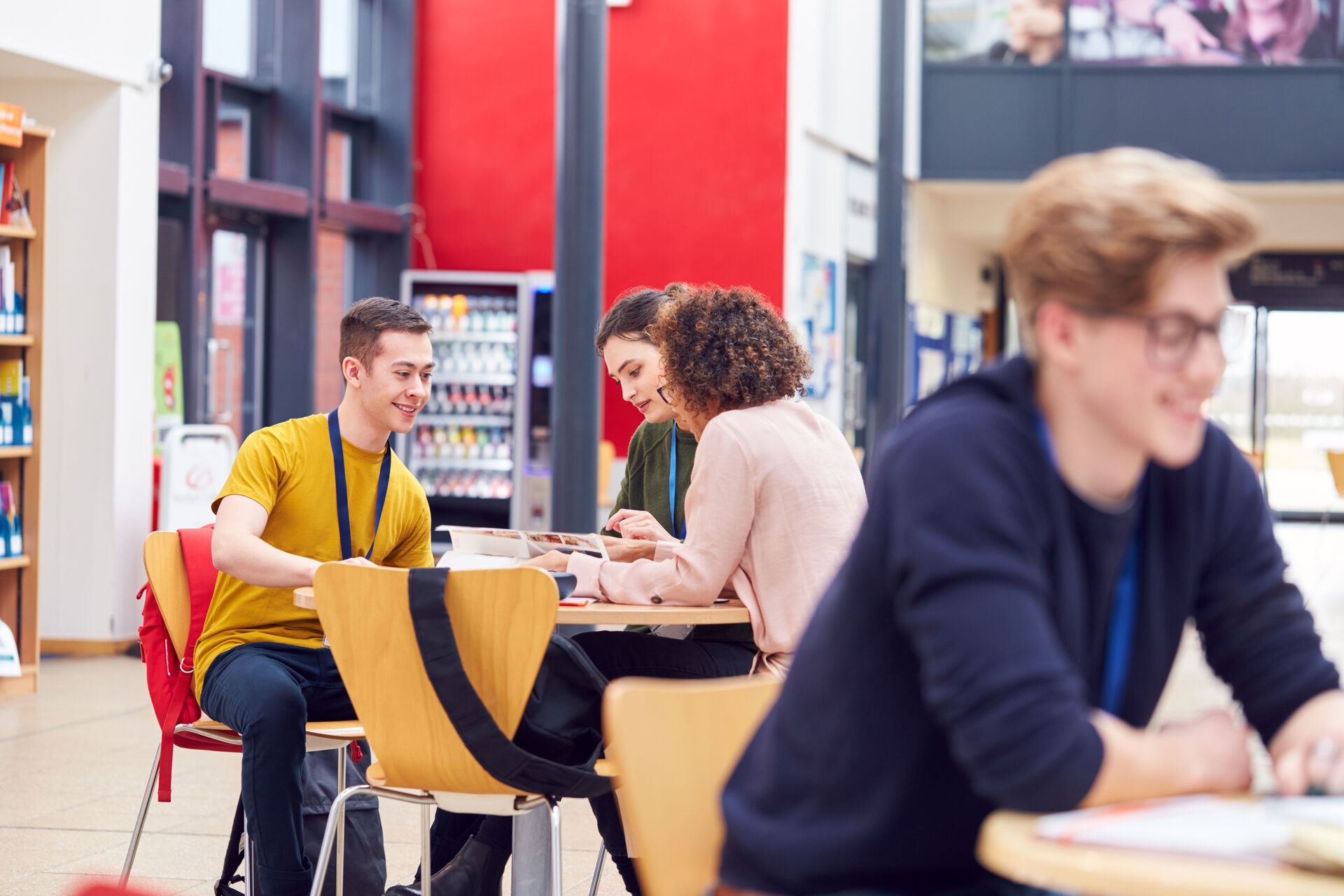 Studenter som samarbeider