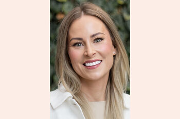person ,hår ,smil ,hake ,kinn.