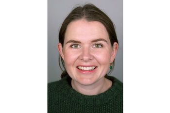 person ,smil ,hår ,hake ,kinn.