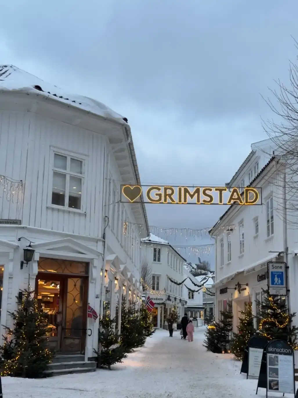 Bildet kan inneholde: vindu, by, belysning, dør, vinter.